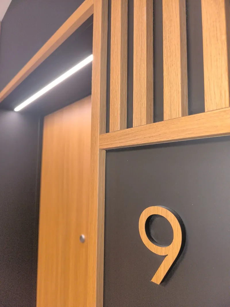 Portal drzwiowy z listwą LED i numerem 9 wyciętym w drewnie, Apartamenty Pustułeczki