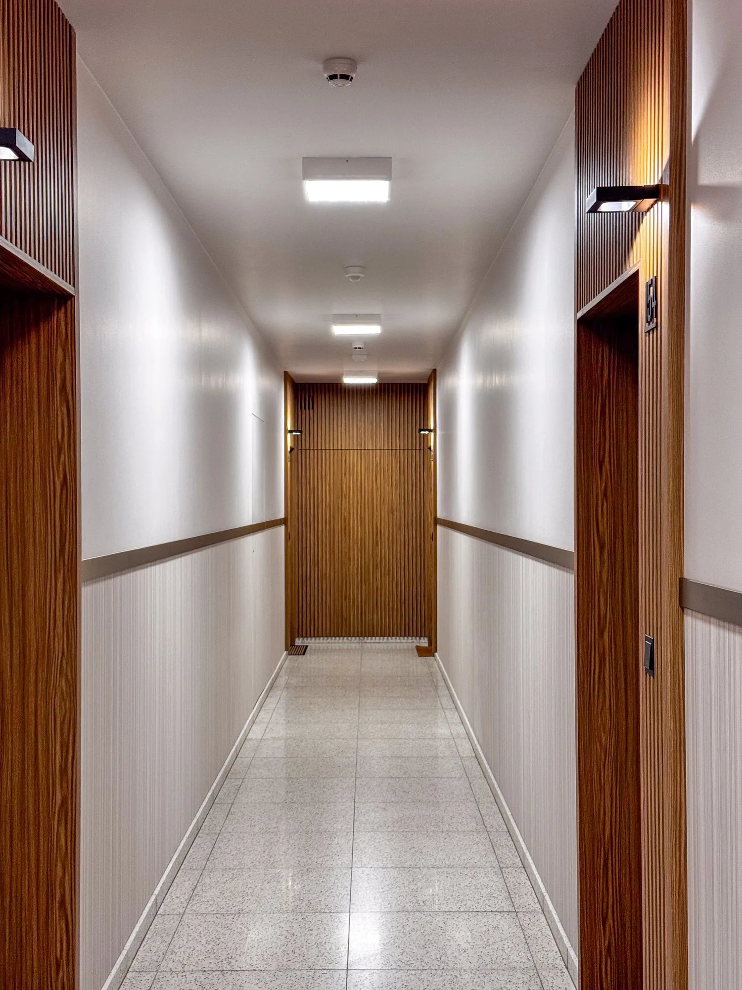 Apartamenty RYTM, Warszawa, Mokotów — Zabudowy części wspólnych i portale drzwiowe (zdjęcie 5)