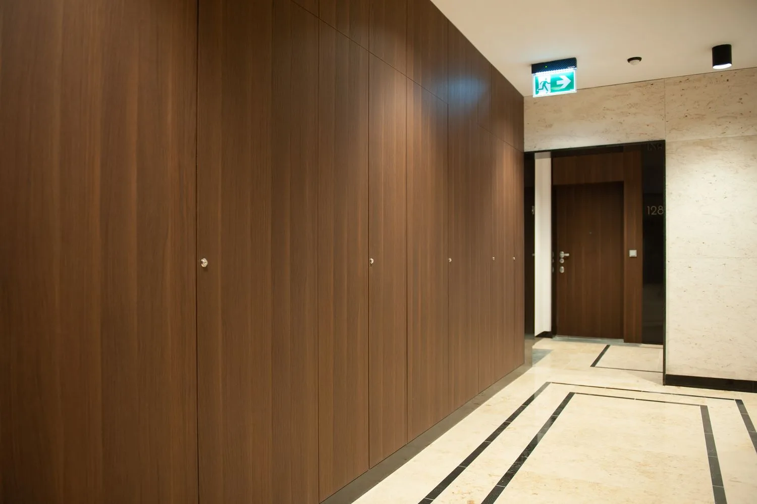 Mennica Residence, Warszawa, Wola — Portale drzwiowe, zabudowy ścian, detale części wspólnych (zdjęcie 6)