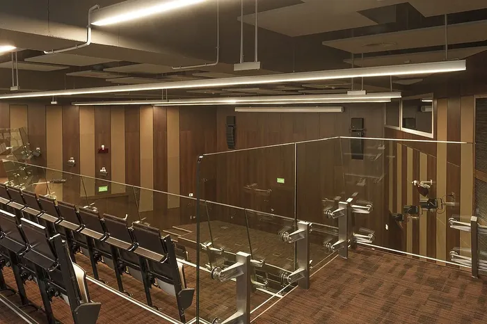 Sala z widownią w Ratuszu Wilanów – ściany wyłożone panelami fornirowanymi