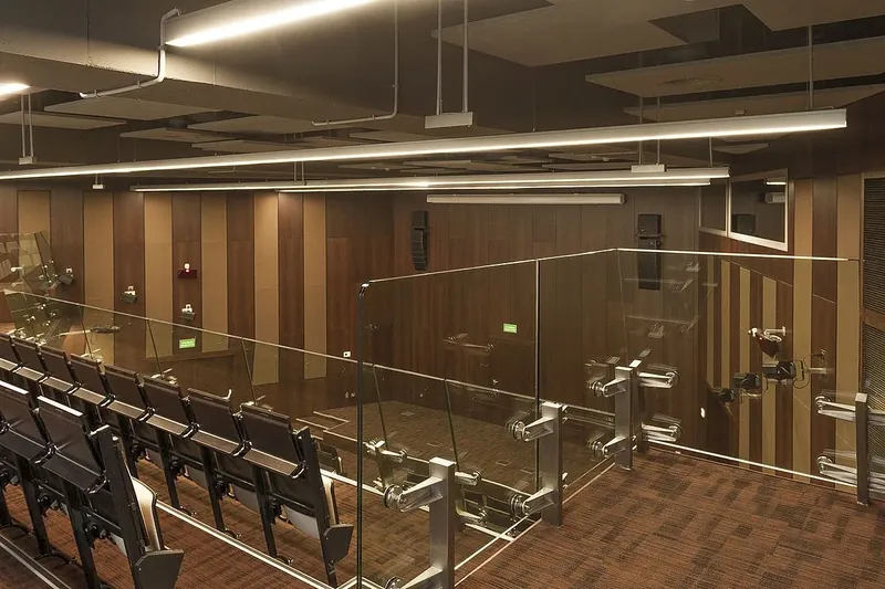 Sala z widownią w Ratuszu Wilanów — ściany wyłożone panelami fornirowanymi
