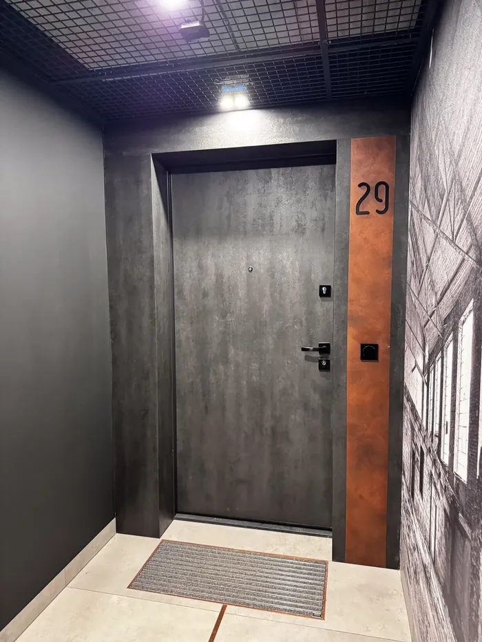 Portal drzwiowy z numerem 29 na pasie w kolorze rdzy, Warzelnia Bohema w Warszawie