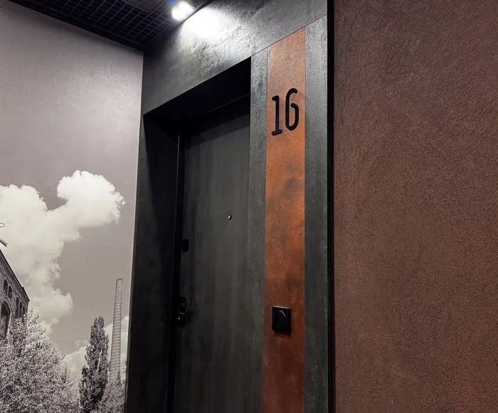 Grafitowy portal drzwiowy z numerem 16, Warzelnia Bohema na Pradze-Północ